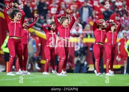 Kansas City, MO, USA. 4th Nov, 2024. Kansas City Chiefs cheerleaders perform during a game against the Tampa Bay Buccaneers at GEHA Field at Arrowhead Stadium in Kansas City, MO. David Smith/CSM/Alamy Live News Stock Photo