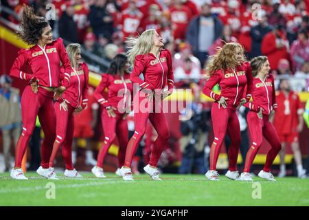 Kansas City, MO, USA. 4th Nov, 2024. Kansas City Chiefs cheerleaders perform during a game against the Tampa Bay Buccaneers at GEHA Field at Arrowhead Stadium in Kansas City, MO. David Smith/CSM/Alamy Live News Stock Photo