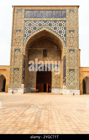 Entrance to Kok-Gumbaz Mosque at Dorut Tilavat Complex in Shakhrisabz, Uzbekistan. Historic Centre of Shakhrisyabz. Shakhrisabz is the birth town of T Stock Photo