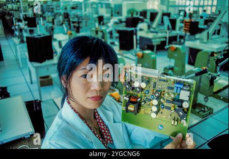 China, Shanghai, an employee of the AT&T company in the production of printed circuit boards. Stock Photo