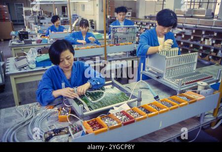 China, Shanghai, an employee of the AT&T company in the production of printed circuit boards. Stock Photo