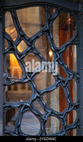 Detalle del hierro forjado de las puertas de la Casa Milà (La Pedrera) de Barcelona. Author: ANTONI GAUDI. Stock Photo