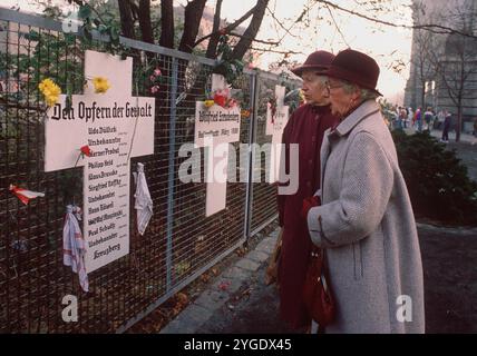 ARCHIVE PHOTO: 35 years ago, on November 9, 1989, the Berlin Wall fell. Two elderly women in Berlin stand in front of a fence with white crosses bearing the names of 'wall victims'. Landscape format. ? Stock Photo