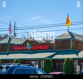 PIGEON FORGE, TN - 12 MAR 2024: Texas Roadhouse restaurant and sign, and cars in the parking lot. Stock Photo