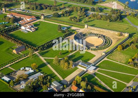 Luftbild, LVR-Archäologischer Park Xanten APX, Amphitheater der Colonia Ulpia Traiana und römische Herberge Taverne, Nordöstliche Verteidigungsmauer und Wachtürme Pier Tower, Rhine Tower, Amphitheater Tower und Ostturm, Niederbruch, Römerpark, Xanten, Niederrhein, Nordrhein-Westfalen, Deutschland ACHTUNGxMINDESTHONORARx60xEURO *** Aerial view, LVR Archaeological Park Xanten APX, Amphitheater of Colonia Ulpia Traiana and Roman hostel Tavern, Northeast defense wall and watchtowers Pier Tower, Rhine Tower, Amphitheater Tower and East Tower, Niederbruch, Roman Park, Xanten, Lower Rhine, North Rhin Stock Photo