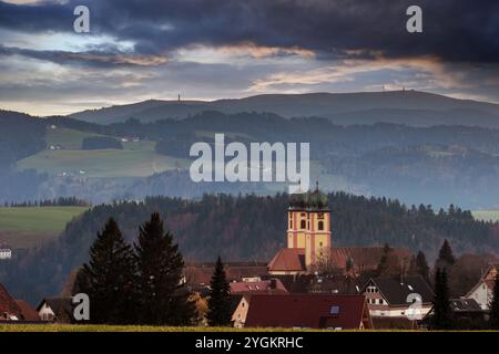 Dorf im Abendlicht, im Hintergrund der Feldberg, Herbststimmung, St.Märgen, Schwarzwald, Baden-Württemberg, Deutschland Stock Photo