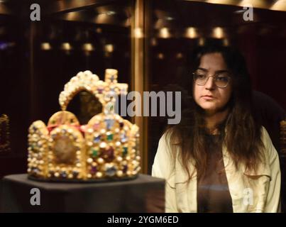 Vienna, Austria. 7th Nov, 2024. A visitor views an exhibit at the Imperial Treasury Vienna in Vienna, Austria, Nov. 7, 2024. Credit: Han Lu/Xinhua/Alamy Live News Stock Photo