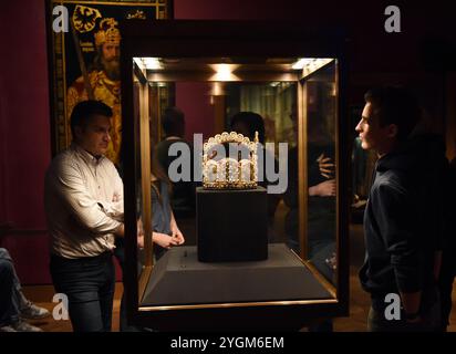 Vienna, Austria. 7th Nov, 2024. Visitors view an exhibit at the Imperial Treasury Vienna in Vienna, Austria, Nov. 7, 2024. Credit: Han Lu/Xinhua/Alamy Live News Stock Photo