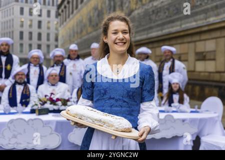 To mark the official start of the stollen season, the Dresden stollen girl Lorna Prenzel and the Dresden stollen bakers brought a large table to the F Stock Photo