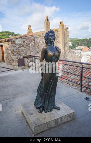 Tossa de Mar - 1 Sept, 2024: Bronze statue of Ava Gardner overlooking Tossa de Mar, Costa Brava Stock Photo