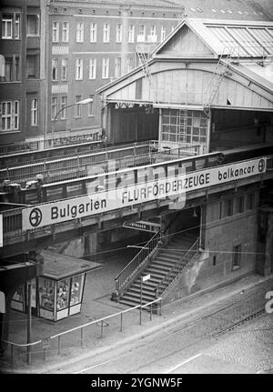 Der Blick aus dem Fenster der Altbau-Wohnung von Fotograf Tassilo Leher und seiner Familie in der Dimitroffstraße (heute Danziger Straße) im Ost-Berliner Pankow, DDR 1970er Jahre. Stock Photo