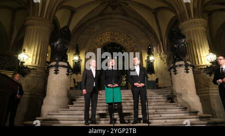 Olaf Scholz  als 1. Bürgermeister, Katharina Fegebank als 2. Bürgermeisterin und Alfons Hörmann vom DOSB verkünden in der Diele des Hamburgischen Rathauses das Aus der Hamburger Bewerbung für die Olympischen Spiele. Stock Photo