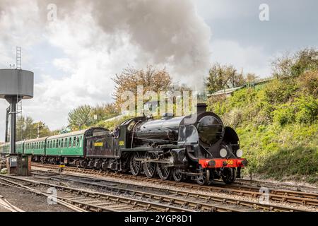 SR 'S15' 4-6-0 No. 506 departs from Ropley station on the Mid-Hants Railway, Hampshire, England, UK Stock Photo