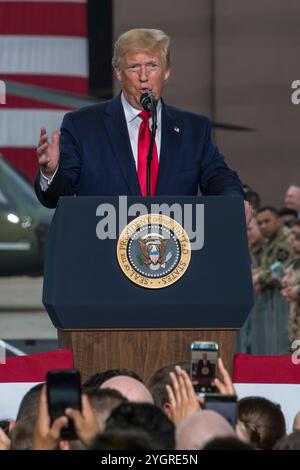 Pyeongtaek, South Korea. 30 June, 2019. U.S President Donald J. Trump delivers remarks to service members during a visit to Osan Air Base, June 30, 2019, Pyeongtaek, Gyeonggi Province, South Korea.  Credit: MC2 William Carlisle/US Navy Photo/Alamy Live News Stock Photo