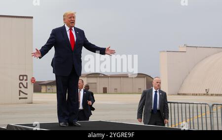 Pyeongtaek, South Korea. 30 June, 2019. U.S President Donald J. Trump reacts to the cheering form soldiers as he takes the stage to deliver remarks to service members during a visit to Osan Air Base, June 30, 2019, Pyeongtaek, Gyeonggi Province, South Korea.  Credit: Pfc. Jillian Hix/US Army Photo/Alamy Live News Stock Photo