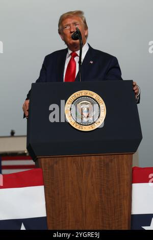 Pyeongtaek, South Korea. 30 June, 2019. U.S President Donald J. Trump delivers remarks to service members during a visit to Osan Air Base, June 30, 2019, Pyeongtaek, Gyeonggi Province, South Korea.  Credit: Pvt. Alaura Lucas/US Army Photo/Alamy Live News Stock Photo