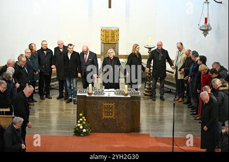 Gottesdienst zur Eroeffnung der 5. Tagung der 13. Generalsynode am Freitag 08.11.2024 in der katholischen Pfarrkirche St. Gertraud in Wuerzburg am Altar Proebstin Martina Helmer-Pham Xuan. Mit einem Gottesdienst haben die deutschen Lutheraner am Freitag ihre Jahrestagung in Wuerzburg begonnen. Die 50 Delegierten der Generalsynode der Vereinigten Evangelisch-Lutherischen Kirche Deutschlands VELKD kamen in der Wuerzburger St.-Gertraud-Kirche zusammen. Am Abend sollen die Delegierten einen neuen Leitenden Bischof waehlen. Derzeit hat der hannoversche Landesbischof Ralf Meister das Amt inne. Die T Stock Photo