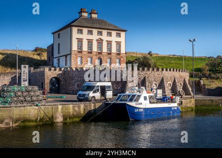 Gunsgreen House museum overlooking the fishing port of Eyemouth on the Scottish South-East coast in afternoon sunshine Stock Photo