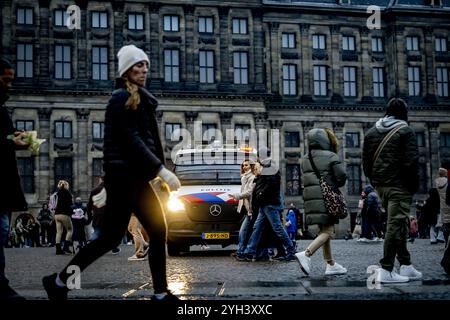 AMSTERDAM -Police officers on Dam Square. Extra security measures are in place in Amsterdam due to the tensions and violence surrounding supporters of Israeli soccer club Maccabi Tel Aviv. There is a ban on demonstrations throughout the capital this weekend. The entire city has also been designated a security risk area. ANP ROBIN UTRECHT netherlands out - belgium out Credit: ANP/Alamy Live News Stock Photo