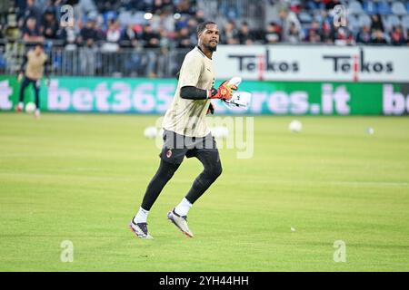 Cagliari, Italia. 09th Nov, 2024. AC Milan's goalkeeper Mike Maignan warms-up during the Serie A soccer match between Cagliari Calcio and AC Milan at the Unipol Domus in Cagliari, Sardinia - Saturday, 9 November 2024. Sport - Soccer (Photo by Gianluca Zuddas/Lapresse) Credit: LaPresse/Alamy Live News Stock Photo