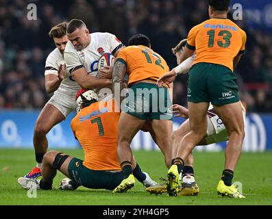Twickenham, United Kingdom. 09th Nov, 2024. Autumn International. England V Australia. Allianz Stadium. Twickenham. Ben Earl (England) is tackled by Fraser McReight (Australia, 7) and Len Ikitau (Australia, 12) during the England V Australia Autumn International rugby match at the Allianz Stadium, London, UK. Credit: Sport In Pictures/Alamy Live News Stock Photo