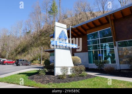 GATLINBURG, TN - 12 MAR 2024: Smart Bank sign and building, on a sunny afternoon in Tennessee. Stock Photo
