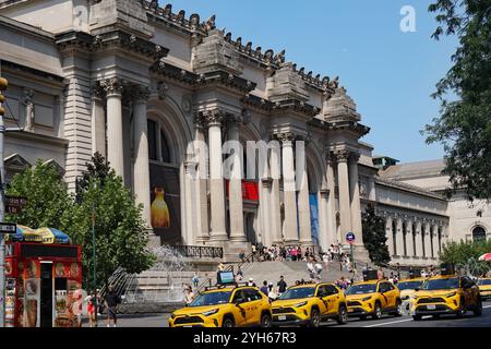 New York, NY - August 26, 2024:  Busy traffic with taxis in front of the Metropolitan Museum Stock Photo