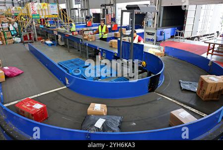 ZAOZHUANG, CHINA - NOVEMBER 10, 2024 - Staff work on an assembly line at the network operation center of the delivery division of China Post Group Co Stock Photo