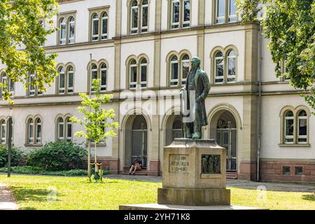 Johann Peter Hebel Denkmal im Hebel Park vor der Hebelschule in Lörrach, Baden-Württemberg, Deutschland |  Johann Peter Hebel Monument, Hebel Park and Stock Photo