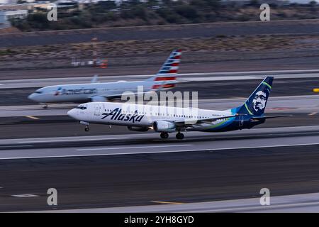 Sky Harbor International Airport, 11-09-24 Phoenix AZ USA  Alaska Airlines Boeing 737-900 N303AS Sunset departure from 7L at Sky Harbor International Stock Photo