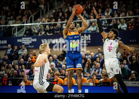 Rivaldo Soares (Telekom Baskets Bonn #5) und Zac Seljaas (Fit/One