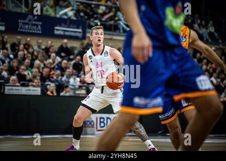 Im Bild: Thomas Kennedy (Telekom Baskets Bonn, 54), Anweisungen 26.12.