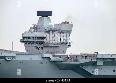 Detail view of the forward bridge of the Royal Navy aircraft carrier HMS Queen Elizabeth (R08) Stock Photo