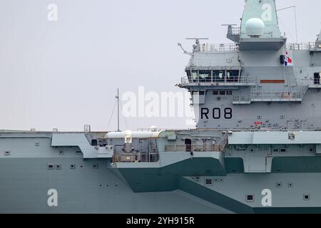 Detail view of the forward bridge of the Royal Navy aircraft carrier HMS Queen Elizabeth (R08) Stock Photo