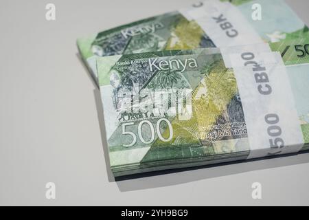 Full pack of 500 Kenyan banknotes Stock Photo - Alamy
