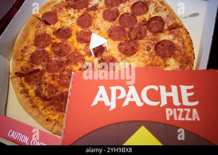 apache pizza irish pizza company pepperoni pizza with pizza stand , county mayo, republic of ireland Stock Photo