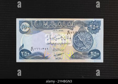 Iraq 250 dinnar banknote with an Astrolabe portrait Stock Photo