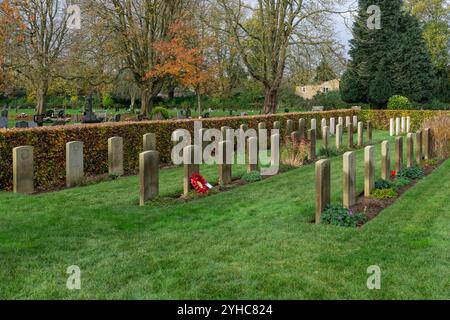 Rows of WW1 graves, with a solitary poppy wreath, Towcester Road Cemetery, Northampton, UK Stock Photo