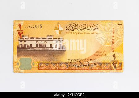 Bahraini 1 dinar banknote featuring old Bahrain court portrait Stock Photo