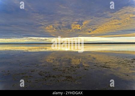 Evening on the White Sea. The sun shines through the clouds. Kandalaksha Gulf, Karelia, Russia, end of June, Europe Stock Photo