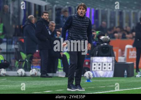 Milan, Italien. 10th Nov, 2024. Antonio Conte Head Coach of SSC Napoli reacts during Serie A 2024/25 football match between FC Internazionale and SSC Napoli at San Siro Stadium Credit: dpa/Alamy Live News Stock Photo