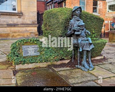 UK, South Yorkshire, Sheffield, Mother and Child Sculpture outside the Upper Chapel. Stock Photo