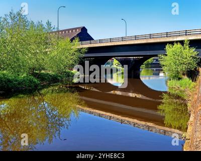 UK, South Yorkshire, Sheffield, River Don at Five Weirs Walk and Abyssinia Bridge. Stock Photo