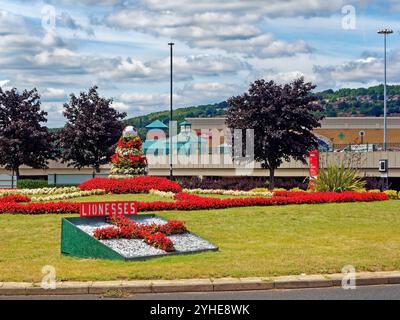 UK, South Yorkshire, Sheffield, Meadowhall Shopping Centre with roundabout tribute to Lionesses Womens Football Team. Stock Photo