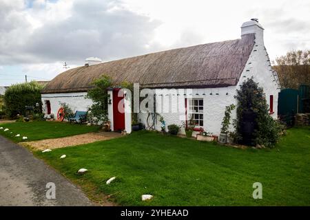 jofies cottage traditional irish whitewashed thatched cottage now rental holiday home malin head, county donegal, republic of ireland Stock Photo