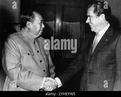 US President Richard Nixon with Mao Zedong in February 1972 Stock Photo