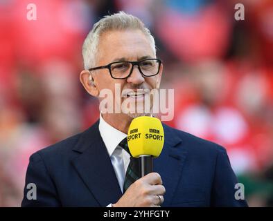 **** FILE PHOTO ***** GARY LINEKER RETIRES AS PRESENTER OF MATCH OF THE DAY ON THE BBC   16 April 2022 - Manchester City v Liverpool - FA Cup Semi-Final. Credit: Mark Pain/Alamy Live News Stock Photo