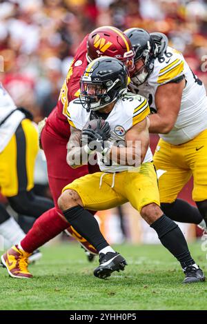 Commandres Running Back Pittsburgh Steeler’s JAYLEN WARREN runs with the ball during the NFL ...