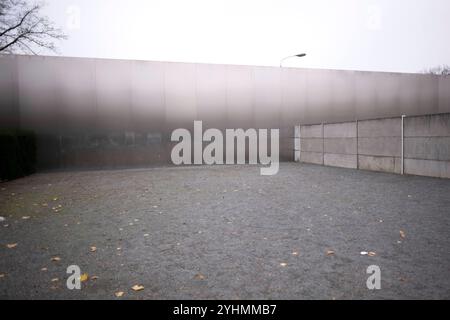 Berlin Wall - Commemoration DEU, Deutschland, Germany, Berlin, 09.11.2024 Hinterlandmauer bei einer Zeremonie mit Kerzen zum Gedenken an die Maueropfer in der Gedenkstaette Berliner Mauer in der Bernauer Straße im Rahmen der Feierlichkeiten zum 35. Jahrestag vom Mauerfall am 9. November 1989 in Berlin Deutschland . Die Mauer 1961 von der ehemaligen ostdeutschen Regierung errichtet, fiel waehrend einer friedlichen Revolution am 9. November 1989 und ebnete den Weg für die Wiedervereinigung der beiden deutschen Staaten. Die Mauer verhinderte die Flucht der Ostdeutschen nach Westen und war mit Wac Stock Photo