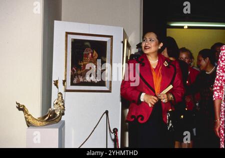 Giugno 1993 Vienna Archivio Storico Olycom/Lapresse Regina Sirikit (Bangkok, 12 agosto 1932), è la regina madre della Thailandia, madre del sovrano in carica Vajiralongkorn. È stata la regina consorte del defunto re Bhumibol Adulyadej, nono re della dinastia Chakri. Conobbe il marito in Europa, dove il padre di lei era ambasciatore di Thailandia. Si sposarono a Bangkok nel 1950, poco prima dell'incoronazione di Bhumibol, e hanno avuto tre figlie e un figlio. Nel 1956 fu nominata regina reggente. Nella Foto: Regina Sirikit e Edith Klestil moglie di presidente Thomas Klestil durante la sua visit Stock Photo